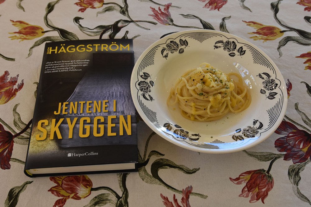 Häggström, Simon (2022) «Jentene i skyggen», HarperCollins OG Gresskarpasta – Spagetti med kremet gresskarsaus Ingredienser 800 g Gresskar 2 ss Olje (oliven) 1 Løk 3 fedd Hvitløk 3 dl Vann 1 terning Grønnsaksbuljong ½ -1 ts Rosmarin 1 ½ dl Fløte Salt, pepper, parmesan https://heidisboble.no/ @heidisboble
