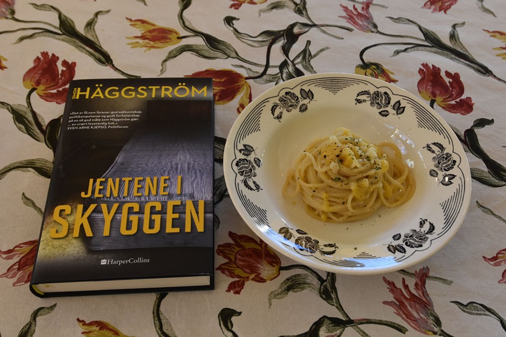 Häggström, Simon (2022) «Jentene i skyggen», HarperCollins OG Gresskarpasta – Spagetti med kremet gresskarsaus Ingredienser 800 g Gresskar 2 ss Olje (oliven) 1 Løk 3 fedd Hvitløk 3 dl Vann 1 terning Grønnsaksbuljong ½ -1 ts Rosmarin 1 ½ dl Fløte Salt, pepper, parmesan https://heidisboble.no/ @heidisboble