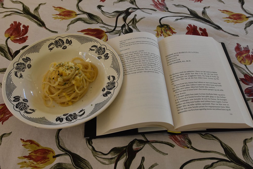 Häggström, Simon (2022) «Jentene i skyggen», HarperCollins OG Gresskarpasta – Spagetti med kremet gresskarsaus Ingredienser 800 g Gresskar 2 ss Olje (oliven) 1 Løk 3 fedd Hvitløk 3 dl Vann 1 terning Grønnsaksbuljong ½ -1 ts Rosmarin 1 ½ dl Fløte Salt, pepper, parmesan https://heidisboble.no/ @heidisboble