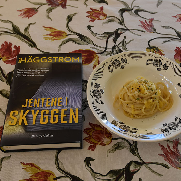 Häggström, Simon (2022) «Jentene i skyggen», HarperCollins OG Gresskarpasta – Spagetti med kremet gresskarsaus Ingredienser 800 g Gresskar 2 ss Olje (oliven) 1 Løk 3 fedd Hvitløk 3 dl Vann 1 terning Grønnsaksbuljong ½ -1 ts Rosmarin 1 ½ dl Fløte Salt, pepper, parmesan https://heidisboble.no/ @heidisboble