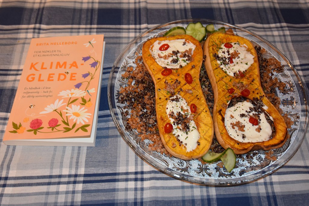 Helleborg, Brita (2022) «Klimaglede – Fem nøkler til et klimavennlig liv», Ane forlag OG Bakt gresskar med hvetekorn og quinoa Ingredienser 1 Gresskar (Butternut) 2 ss Olivenolje 2 dl Hvetekorn (kokte) 2 dl Quinoa (kokte) 1 Chili rød Rømme Salt, pepper Ristede gresskarfrø (valgfritt) https://heidisboble.no/ @heidisboble