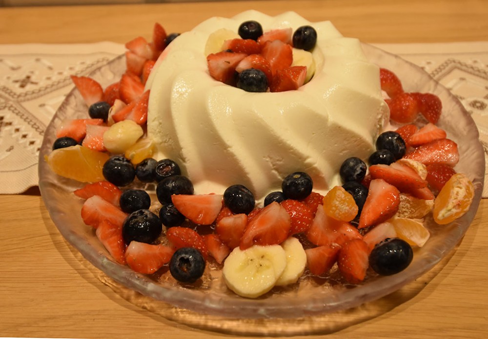 Ingredienser 7 pl Gelatin ½ dl Vann (kokende) 5 dl Kjernemelk eller skummet kulturmelk 2 dl Fløte 2 ts Vaniljesukker 1-2 ss Sukker Tilbehør: Bær (oppskjært) Frukt (oppskjært) https://heidisboble.no/ @heidisboble