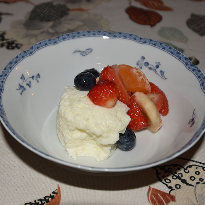 Ingredienser 7 pl Gelatin ½ dl Vann (kokende) 5 dl Kjernemelk eller skummet kulturmelk 2 dl Fløte 2 ts Vaniljesukker 1-2 ss Sukker Tilbehør: Bær (oppskjært) Frukt (oppskjært) https://heidisboble.no/ @heidisboble