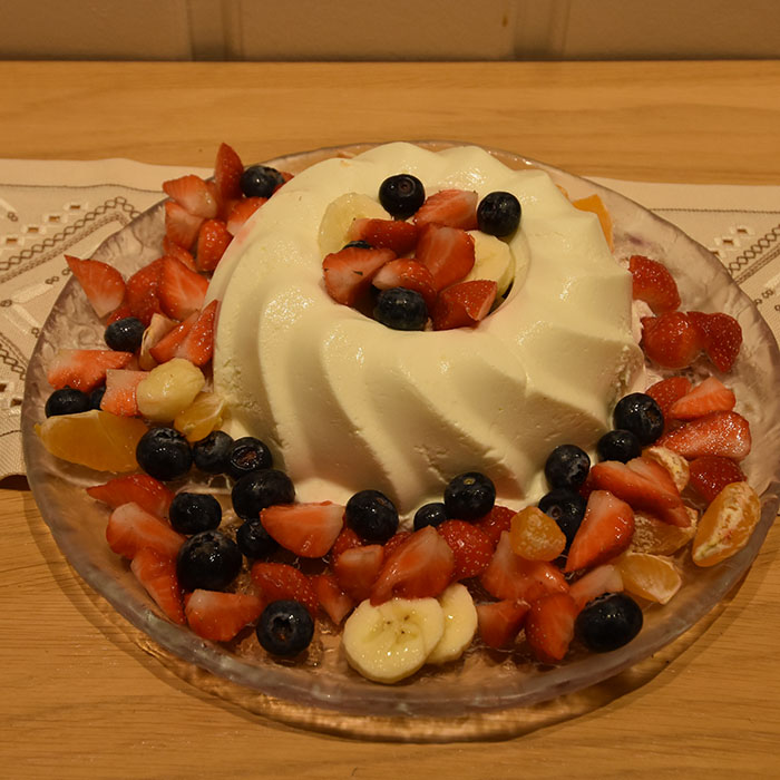 Ingredienser 7 pl Gelatin ½ dl Vann (kokende) 5 dl Kjernemelk eller skummet kulturmelk 2 dl Fløte 2 ts Vaniljesukker 1-2 ss Sukker Tilbehør: Bær (oppskjært) Frukt (oppskjært) https://heidisboble.no/ @heidisboble