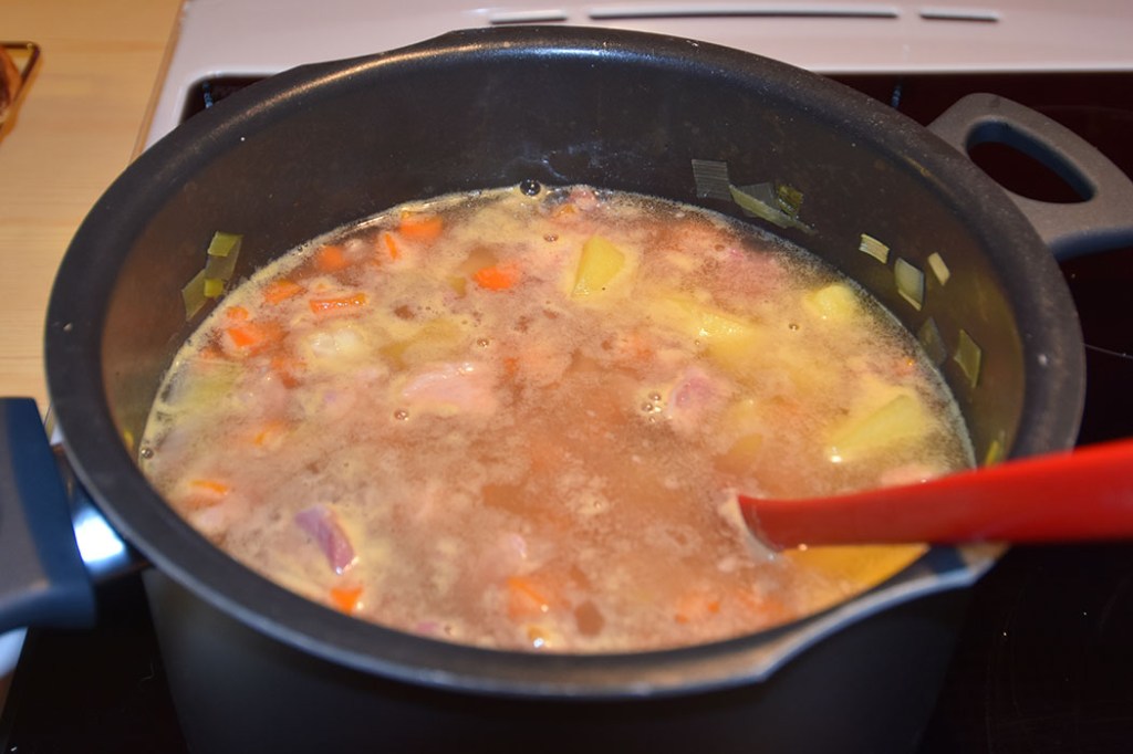 Kjøttsuppe (Betasuppe) Ingredienser 1 Svineknoke (lettsaltet ca 1.4 kg) 1 Løk (i terninger) 8 Poteter (i terninger) 4 Gulerøtter (i terninger) 1 skive Sellerirot (i terninger ca 100 g) 2 Persillerøtter (i terninger) ½ Purreløk (i terninger) Salt, pepper Ca 2 l Vann https://heidisboble.no/ @heidisboble