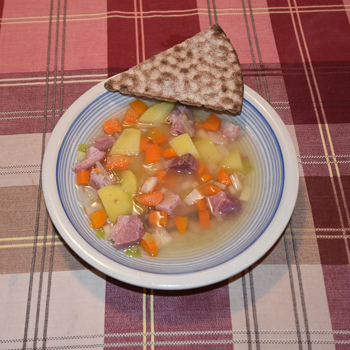 Kjøttsuppe (Betasuppe) Ingredienser 1 Svineknoke (lettsaltet ca 1.4 kg) 1 Løk (i terninger) 8 Poteter (i terninger) 4 Gulerøtter (i terninger) 1 skive Sellerirot (i terninger ca 100 g) 2 Persillerøtter (i terninger) ½ Purreløk (i terninger) Salt, pepper Ca 2 l Vann https://heidisboble.no/ @heidisboble