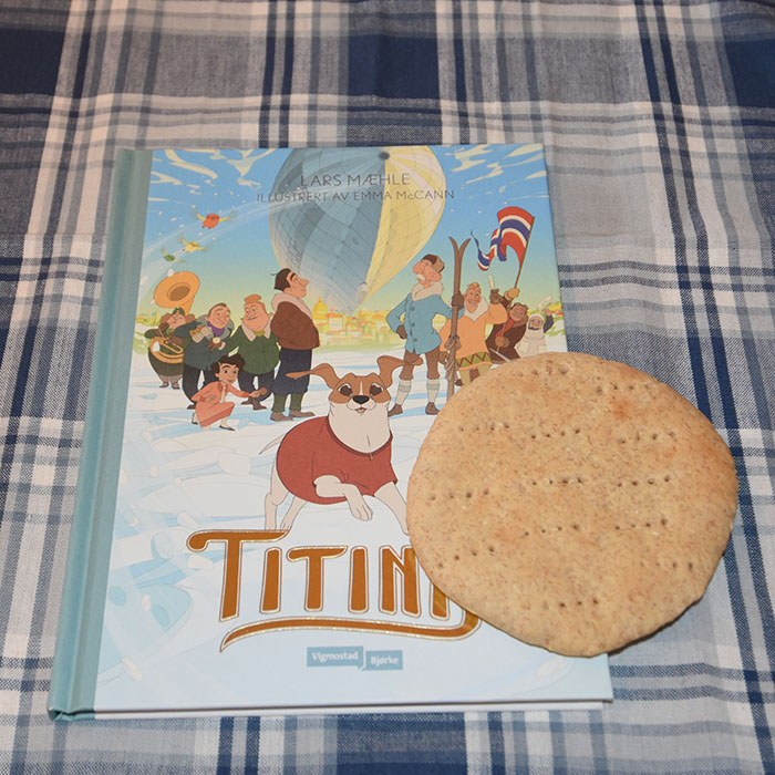 Mæhle, Lars (2022), «Titina» Vigmostad Bjørke OG Polarbrød – grovere Ingredienser: 50 g Smør 3 dl Melk 2 dl Vann 1 pk Gjær 2 ss Honning 1 ts Salt 2 dl Havremel (eller knuste havregryn) 3 dl Sammalt hvete (fint) 2 dl Sammalt rug (fint) 6-7 dl Hvetemel https://heidisboble.no/ @heidisboble