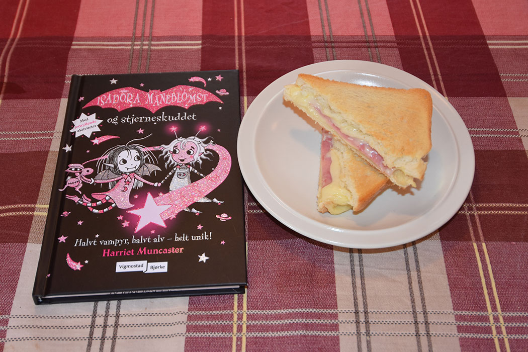 Muncaster, Harriet (2022) «Isadora Måneblomst og Stjerneskuddet», Vigmostad Bjørke OG Ostesmørbrød stekt i stekeovn Ingredienser: 2 skiver Brød 2-4 skiver Hvitost 1 skive Skinke https://heidisboble.no/ @heidisboble