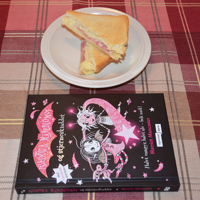 Muncaster, Harriet (2022) «Isadora Måneblomst og Stjerneskuddet», Vigmostad Bjørke OG Ostesmørbrød stekt i stekeovn Ingredienser: 2 skiver Brød 2-4 skiver Hvitost 1 skive Skinke https://heidisboble.no/ @heidisboble