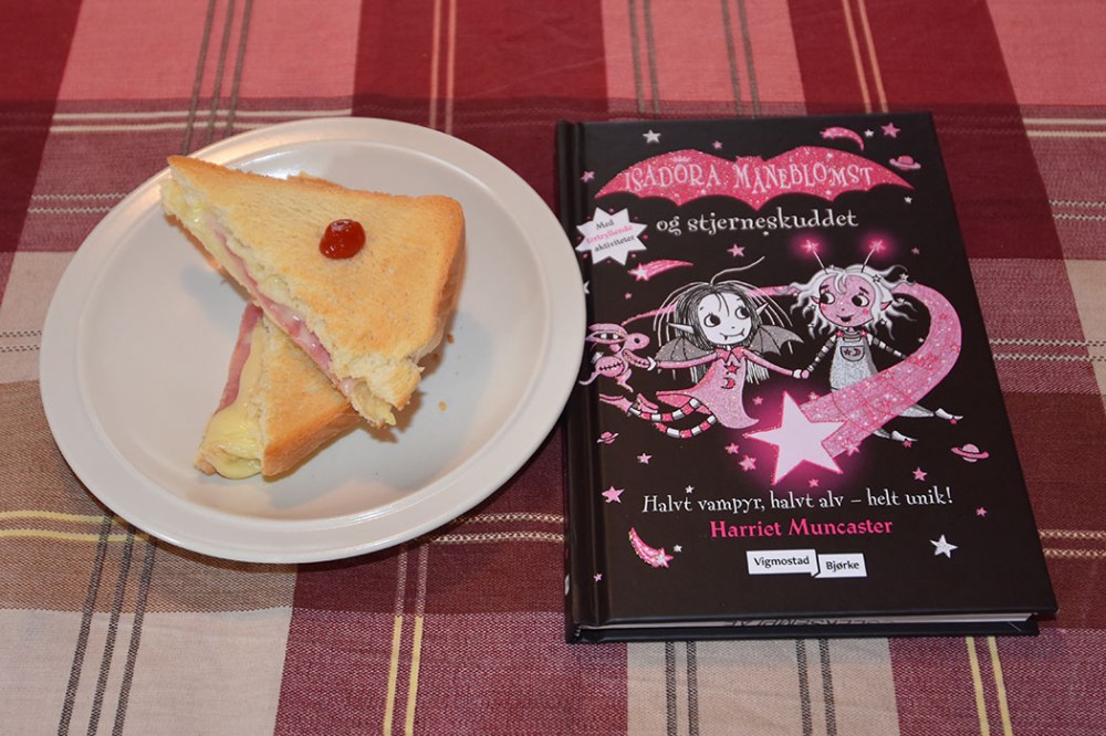 Muncaster, Harriet (2022) «Isadora Måneblomst og Stjerneskuddet», Vigmostad Bjørke OG Ostesmørbrød stekt i stekeovn Ingredienser: 2 skiver Brød 2-4 skiver Hvitost 1 skive Skinke https://heidisboble.no/ @heidisboble