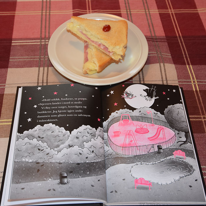 Muncaster, Harriet (2022) «Isadora Måneblomst og Stjerneskuddet», Vigmostad Bjørke OG Ostesmørbrød stekt i stekeovn Ingredienser: 2 skiver Brød 2-4 skiver Hvitost 1 skive Skinke https://heidisboble.no/ @heidisboble