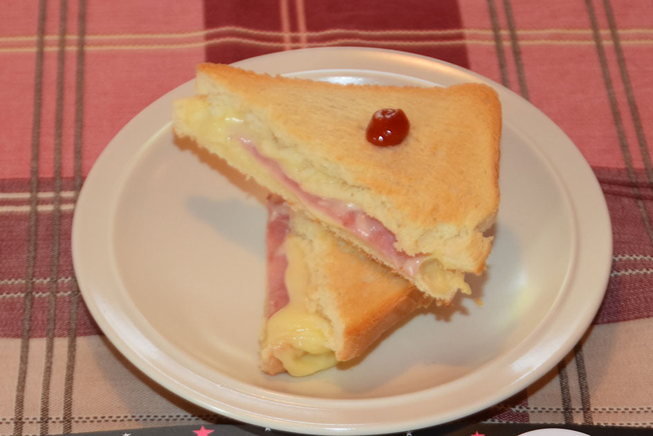 Ostesmørbrød stekt i stekeovn Ingredienser: 2 skiver Brød 2-4 skiver Hvitost 1 skive Skinke https://heidisboble.no/ @heidisboble