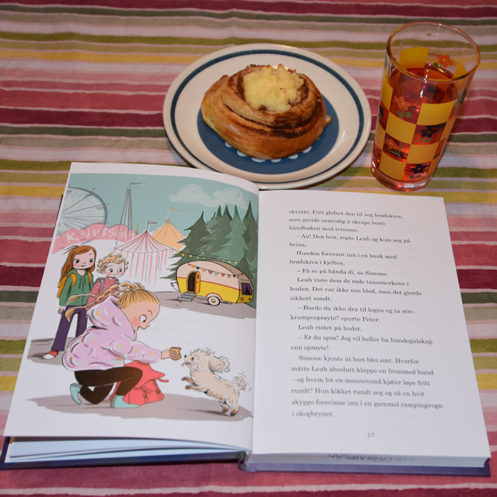 Otterlei, Camilla (2022) «Spåkoppen», Vigmostad Bjørke OG Solboller Ingredienser: 1 l Hvetemel 1 pk Tørrgjær 1 dl Sukker 1 ts Kardemomme 100 g Smeltet margarin 3 ½ dl Melk Smør, sukker og kanel Egg til pensling Heidis enkle vaniljekrem Ingredienser: 6 dl Melk 2 Egg 50 g Maizenna 1 ss Vaniljesukker 1 ss Sukker https://heidisboble.no/ @heidisboble