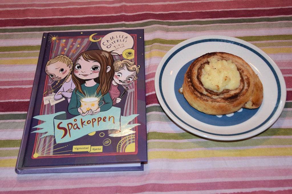 Otterlei, Camilla (2022) «Spåkoppen», Vigmostad Bjørke OG Solboller Ingredienser: 1 l Hvetemel 1 pk Tørrgjær 1 dl Sukker 1 ts Kardemomme 100 g Smeltet margarin 3 ½ dl Melk Smør, sukker og kanel Egg til pensling Heidis enkle vaniljekrem Ingredienser: 6 dl Melk 2 Egg 50 g Maizenna 1 ss Vaniljesukker 1 ss Sukker https://heidisboble.no/ @heidisboble