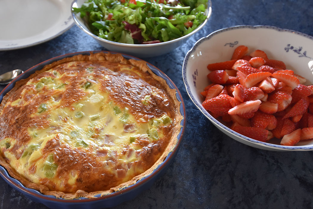 Skinke – og purrepai Ingredienser: Bunn: 3 dl Hvetemel 100 g Smør 2-4 ss Kaldt vann Fyll: 4 Egg 3 dl Melk 1 ts Salt 1 krm Pepper 150- 200 g Skinke 1 liten Purre 100 g Hvitost (revet) 2 ss Parmesan (valgfritt) https://heidisboble.no/ @heidisboble