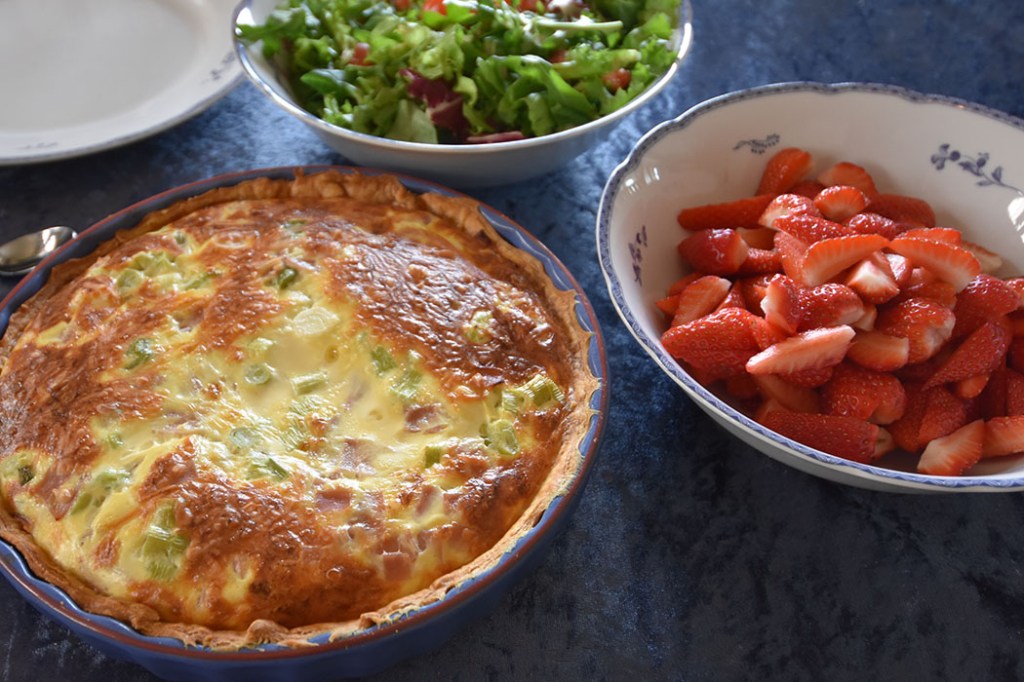 Skinke – og purrepai Ingredienser: Bunn: 3 dl Hvetemel 100 g Smør 2-4 ss Kaldt vann Fyll: 4 Egg 3 dl Melk 1 ts Salt 1 krm Pepper 150- 200 g Skinke 1 liten Purre 100 g Hvitost (revet) 2 ss Parmesan (valgfritt) https://heidisboble.no/ @heidisboble