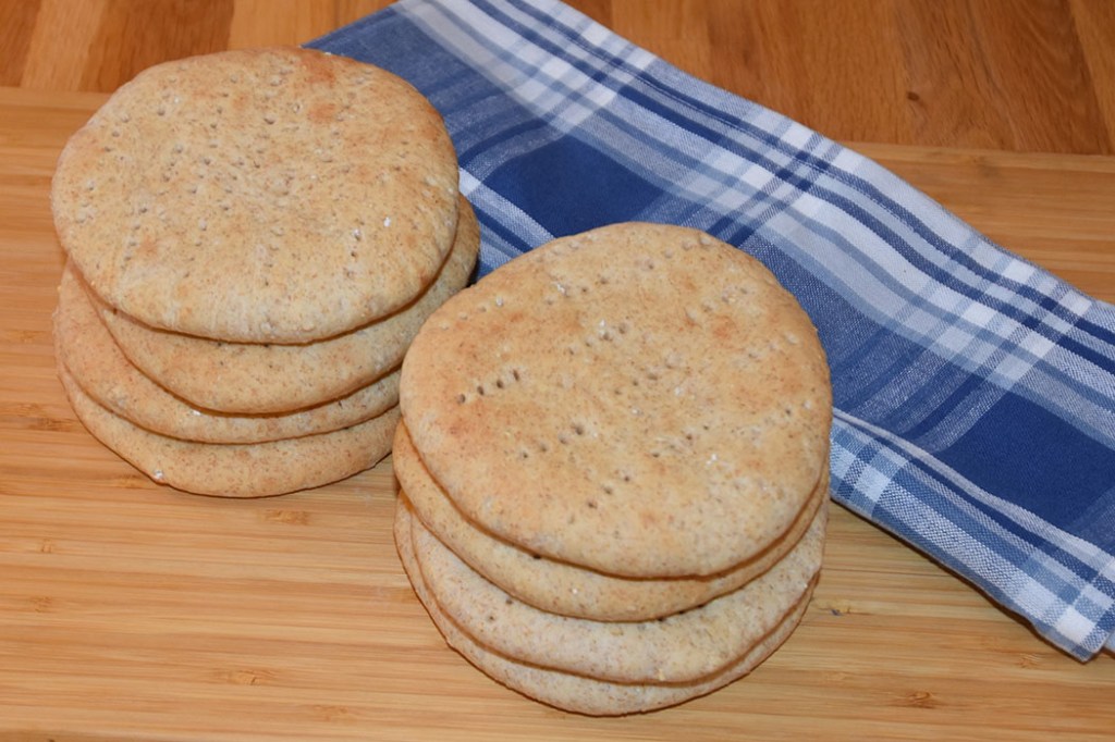 Polarbrød – grovere Ingredienser: 50 g Smør 3 dl Melk 2 dl Vann 1 pk Gjær 2 ss Honning 1 ts Salt 2 dl Havremel (eller knuste havregryn) 3 dl Sammalt hvete (fint) 2 dl Sammalt rug (fint) 6-7 dl Hvetemel https://heidisboble.no/ @heidisboble