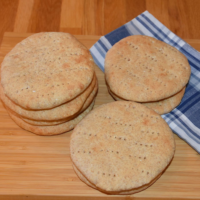 Polarbrød – grovere Ingredienser: 50 g Smør 3 dl Melk 2 dl Vann 1 pk Gjær 2 ss Honning 1 ts Salt 2 dl Havremel (eller knuste havregryn) 3 dl Sammalt hvete (fint) 2 dl Sammalt rug (fint) 6-7 dl Hvetemel https://heidisboble.no/ @heidisboble