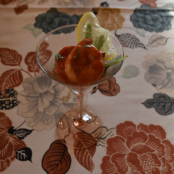 Rekesalat med litt sterk ripsdressing Ingredienser 12- 16 Scampi 2ss Olivenolje Paprikapulver 1 Sjalottløk 200 g Rips 1 Chili (rød) 4 ss Sukker 3 ss Vann 1 ts Maisenna Ca 1 ts Honning 1 pakke Ruccola Flaksalt og pepper (nykvernet) https://heidisboble.no/ @heidisboble