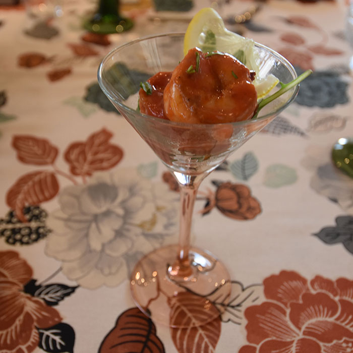 Rekesalat med litt sterk ripsdressing Ingredienser 12- 16 Scampi 2ss Olivenolje Paprikapulver 1 Sjalottløk 200 g Rips 1 Chili (rød) 4 ss Sukker 3 ss Vann 1 ts Maisenna Ca 1 ts Honning 1 pakke Ruccola Flaksalt og pepper (nykvernet) https://heidisboble.no/ @heidisboble