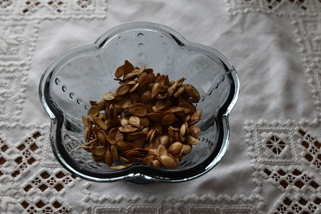 Ristede gresskarkjerner Ingredienser Gresskarkjerner (rå fra gresskar) Olivenolje Salt https://heidisboble.no/ @heidisboble