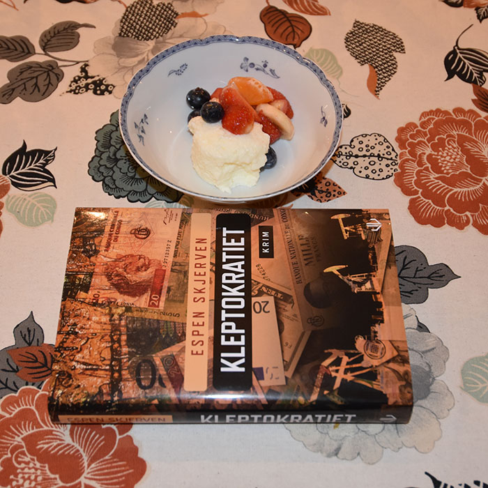 Skjerven, Espen (2022) «Kleptokratiet», Forlagshuset i Vestfold OG Kjernemelkpudding Ingredienser 7 pl Gelatin ½ dl Vann (kokende) 5 dl Kjernemelk eller skummet kulturmelk 2 dl Fløte 2 ts Vaniljesukker 1-2 ss Sukker Tilbehør: Bær (oppskjært) Frukt (oppskjært) https://heidisboble.no/ @heidisboble