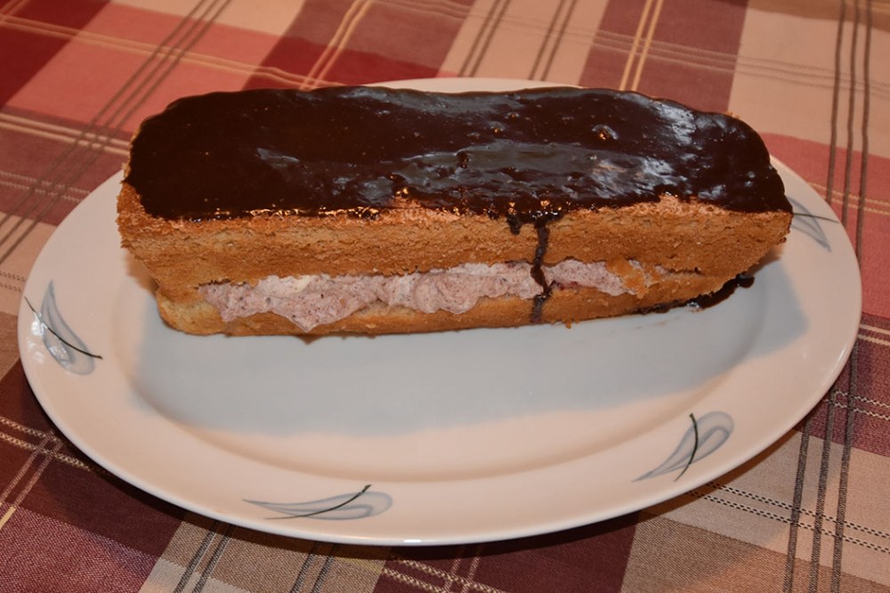 Søndagskake med Kirsebærkrem Ingredienser: Kakebunn: 2 Egg 180 g Sukker 125 g Hvetemel 1 ½ ts Bakepulver 2 ts Vaniljesukker 1 dl Vann (kokende) Fyll: 2 dl Fløte Kirsebærsyltetøy 50 g Kokesjokolade Pynt (valgfritt) https://heidisboble.no/ @heidisboble