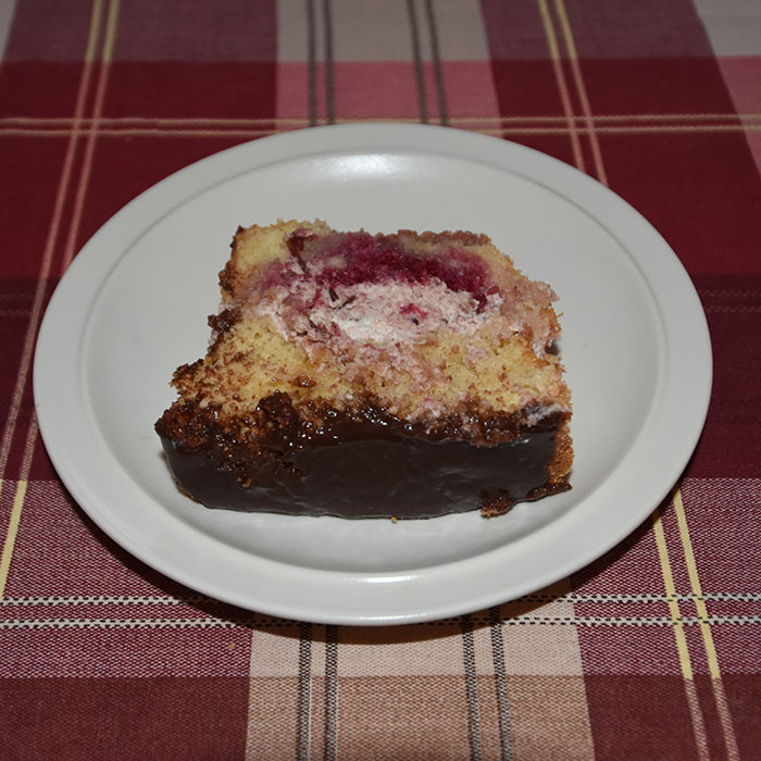 Søndagskake med Kirsebærkrem Ingredienser: Kakebunn: 2 Egg 180 g Sukker 125 g Hvetemel 1 ½ ts Bakepulver 2 ts Vaniljesukker 1 dl Vann (kokende) Fyll: 2 dl Fløte Kirsebærsyltetøy 50 g Kokesjokolade Pynt (valgfritt) https://heidisboble.no/ @heidisboble