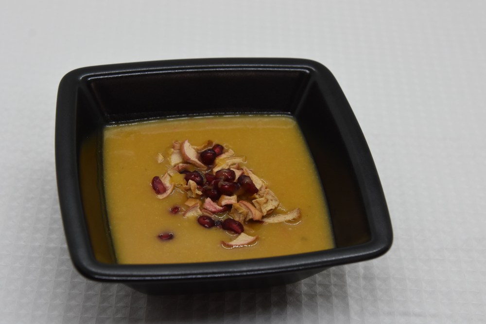 Søtpotetsuppe med chili, ingefær og kokosmelk Ingredienser: Ca 800 g Søtpoteter 2 Gulerøtter 1 Rødløk 1 ss Ingefær (revet) 3 fedd Hvitløk (hakket) 1 Chili (rød, hakket) 8 dl Grønnsakkraft (eller buljong) 4 dl Kokosmelk 1 Lime (presset) Granateplekjerner (valgfritt) Eplechips (valgfritt) https://heidisboble.no/ @heidisboble