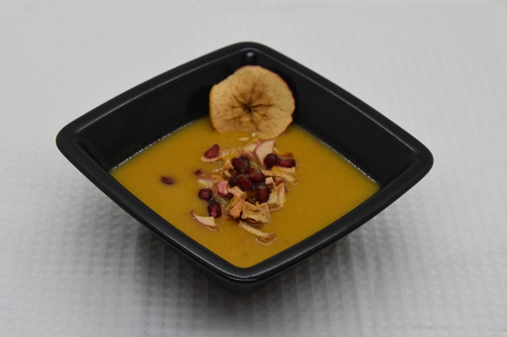 Søtpotetsuppe med chili, ingefær og kokosmelk Ingredienser: Ca 800 g Søtpoteter 2 Gulerøtter 1 Rødløk 1 ss Ingefær (revet) 3 fedd Hvitløk (hakket) 1 Chili (rød, hakket) 8 dl Grønnsakkraft (eller buljong) 4 dl Kokosmelk 1 Lime (presset) Granateplekjerner (valgfritt) Eplechips (valgfritt) https://heidisboble.no/ @heidisboble