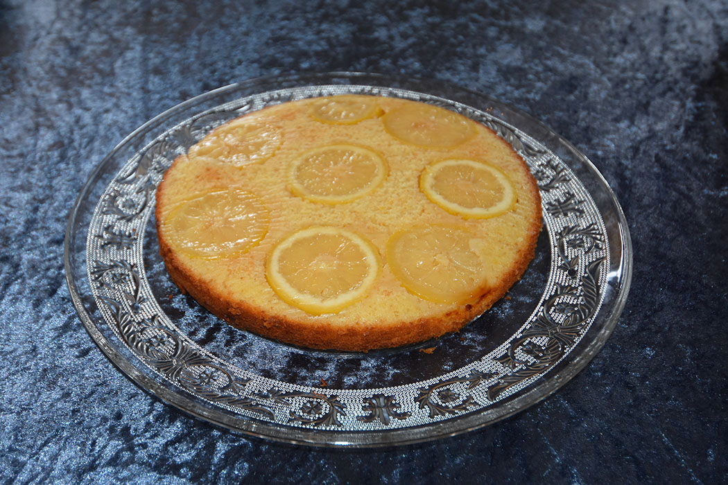 Svigermors Sitronkake Ingredienser: 100 g Smør 125 g Sukker 2 Egg 2 ½ dl Hvetemel ¾ ts Bakepulver ¾ dl Melk 1 ts Sitronsaft ½ Sitron (raspet skall) https://heidisboble.no/ @heidisboble