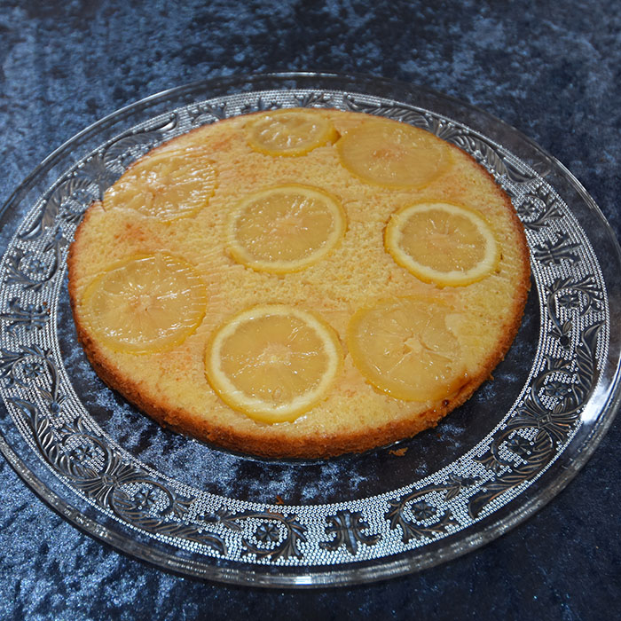 Svigermors Sitronkake Ingredienser: 100 g Smør 125 g Sukker 2 Egg 2 ½ dl Hvetemel ¾ ts Bakepulver ¾ dl Melk 1 ts Sitronsaft ½ Sitron (raspet skall) https://heidisboble.no/ @heidisboble