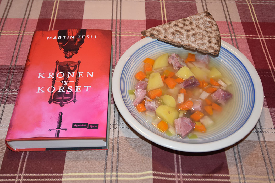 Tesli, Martin Steen (2022) «Kronen og Korset», Vigmostad Bjørke OG Kjøttsuppe Kjøttsuppe (Betasuppe) Ingredienser 1 Svineknoke (lettsaltet ca 1.4 kg) 1 Løk (i terninger) 8 Poteter (i terninger) 4 Gulerøtter (i terninger) 1 skive Sellerirot (i terninger ca 100 g) 2 Persillerøtter (i terninger) ½ Purreløk (i terninger) Salt, pepper Ca 2 l Vann https://heidisboble.no/ @heidisboble