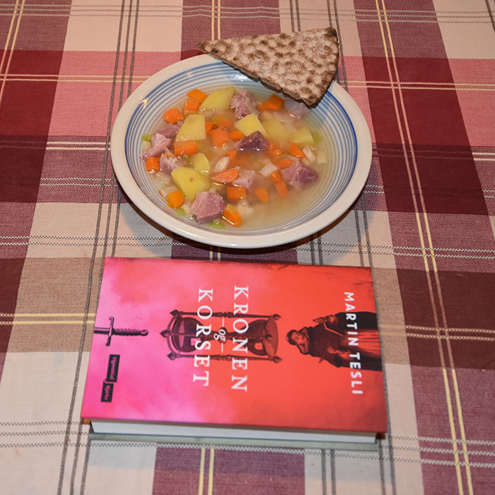 Tesli, Martin Steen (2022) «Kronen og Korset», Vigmostad Bjørke OG Kjøttsuppe Kjøttsuppe (Betasuppe) Ingredienser 1 Svineknoke (lettsaltet ca 1.4 kg) 1 Løk (i terninger) 8 Poteter (i terninger) 4 Gulerøtter (i terninger) 1 skive Sellerirot (i terninger ca 100 g) 2 Persillerøtter (i terninger) ½ Purreløk (i terninger) Salt, pepper Ca 2 l Vann https://heidisboble.no/ @heidisboble