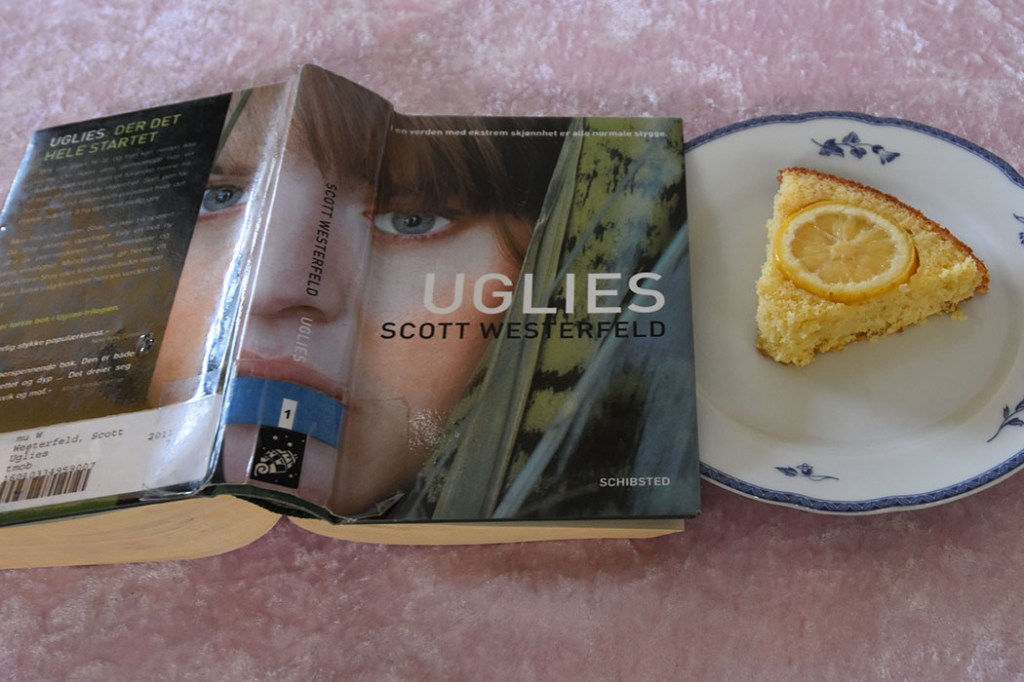 Westerfeld, Scott (2011) «Uglies», Schibsted forlag OG Svigermors Sitronkake Ingredienser: 100 g Smør 125 g Sukker 2 Egg 2 ½ dl Hvetemel ¾ ts Bakepulver ¾ dl Melk 1 ts Sitronsaft ½ Sitron (raspet skall) https://heidisboble.no/ @heidisboble