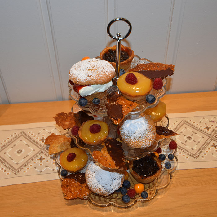 Mini Lemon tarts (sitron terter) Ingredienser: Bunn: 155 g Mel 3 ss Sukker 140 g Smør (kaldt) 1 Eggeplomme 1 ss Vann (iskaldt) Topping: 250 g Lemon curd (oppskrift HER) Friske bær – Jordbær/blåbær e.l (halve) til pynt https://heidisboble.no/ @heidisboble