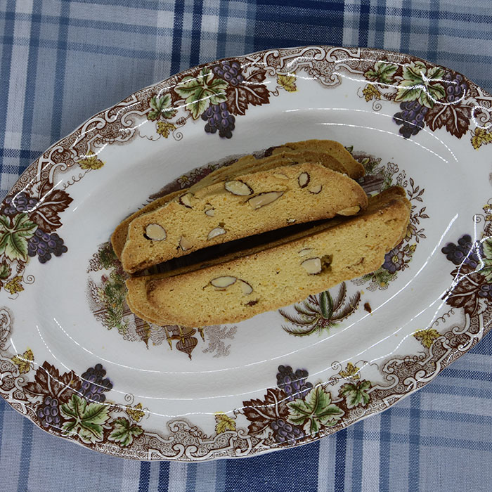 Biscotti med appelsin og mandler Ingredienser 180 g Smør 3 dl Sukker 1½ ss Appelsinskall (raspet) 2 Egg 8 – 9 dl Hvetemel 1 ts Bakepulver 2 dl Mandler (ca 125 g) https://heidisboble.no/ @heidisboble