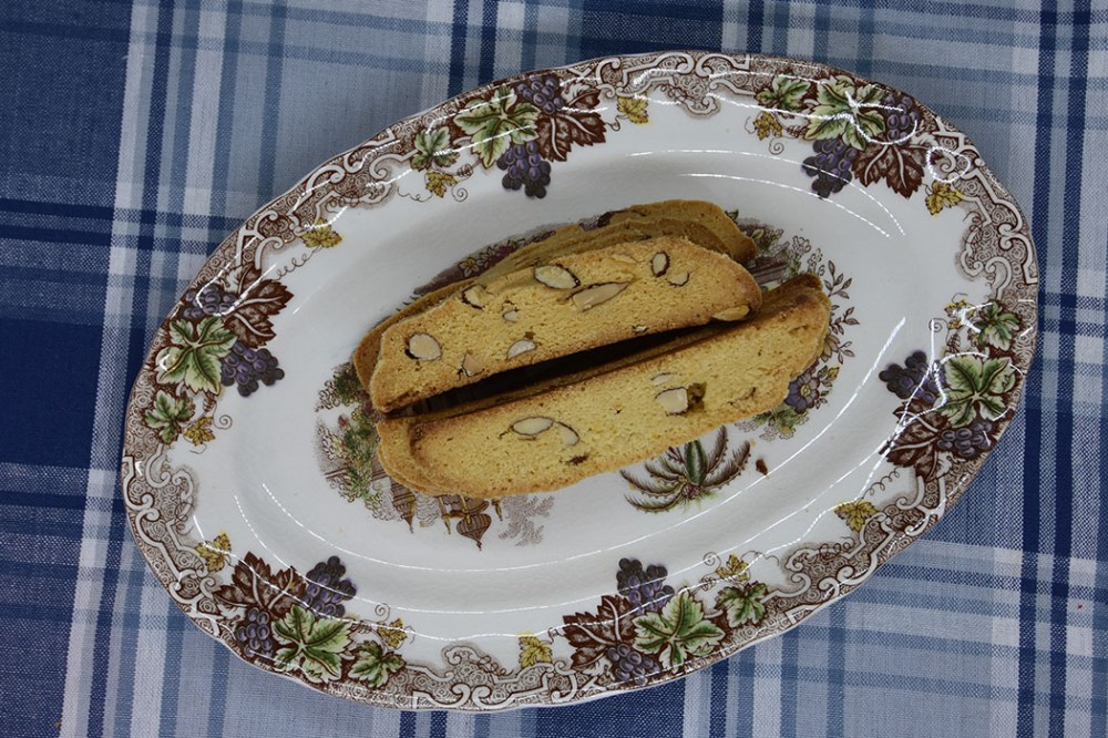 Biscotti med appelsin og mandler Ingredienser 180 g Smør 3 dl Sukker 1½ ss Appelsinskall (raspet) 2 Egg 8 – 9 dl Hvetemel 1 ts Bakepulver 2 dl Mandler (ca 125 g) https://heidisboble.no/ @heidisboble