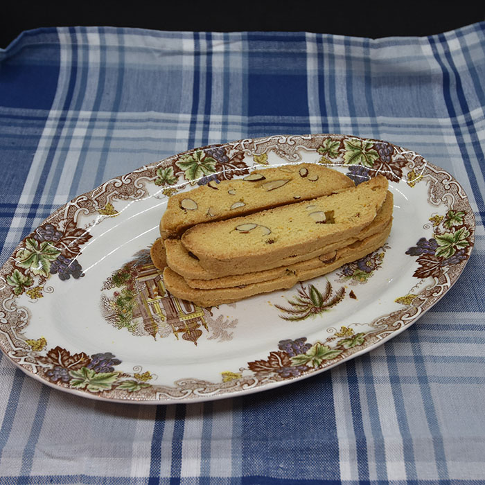 Biscotti med appelsin og mandler Ingredienser 180 g Smør 3 dl Sukker 1½ ss Appelsinskall (raspet) 2 Egg 8 – 9 dl Hvetemel 1 ts Bakepulver 2 dl Mandler (ca 125 g) https://heidisboble.no/ @heidisboble