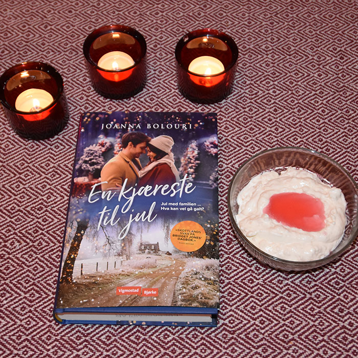 Bolouri, Joanna (2022) «En kjæreste til jul», Vigmostad Bjørke Riskrem Ingredienser 3 dl Kremfløte 1-2 ss Sukker ½ -1 ss Vaniljesukker Ca 500 g Risgrøt (oppskrift HER) Tilbehør: Rød saus (oppskrift HER) https://heidisboble.no/ @heidisboble