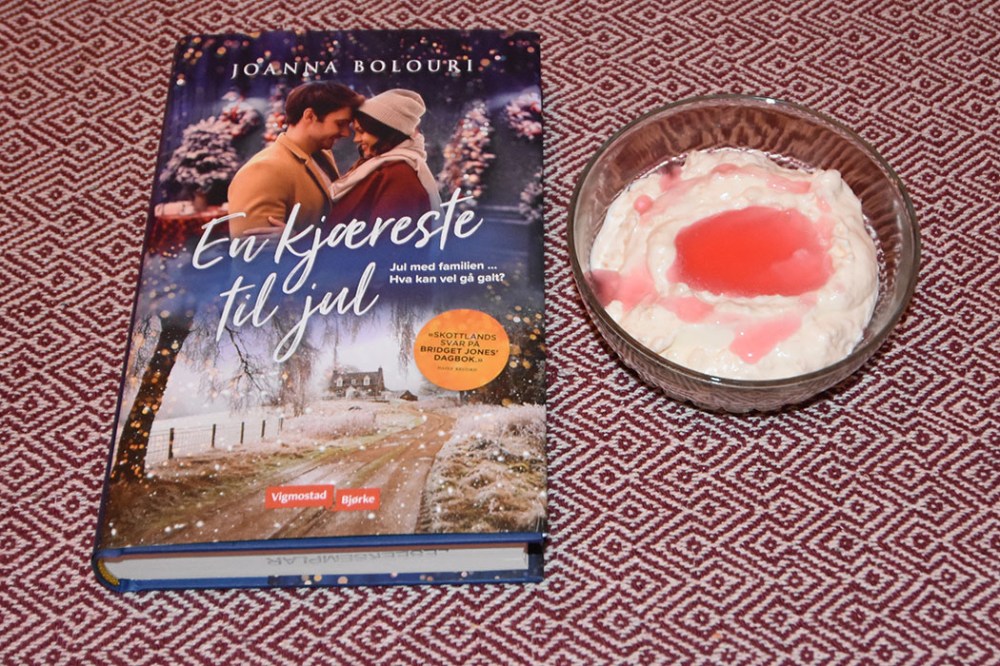 Bolouri, Joanna (2022) «En kjæreste til jul», Vigmostad Bjørke Riskrem Ingredienser 3 dl Kremfløte 1-2 ss Sukker ½ -1 ss Vaniljesukker Ca 500 g Risgrøt (oppskrift HER) Tilbehør: Rød saus (oppskrift HER) https://heidisboble.no/ @heidisboble