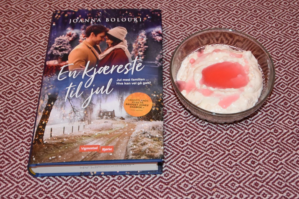 Bolouri, Joanna (2022) «En kjæreste til jul», Vigmostad Bjørke Riskrem Ingredienser 3 dl Kremfløte 1-2 ss Sukker ½ -1 ss Vaniljesukker Ca 500 g Risgrøt (oppskrift HER) Tilbehør: Rød saus (oppskrift HER) https://heidisboble.no/ @heidisboble