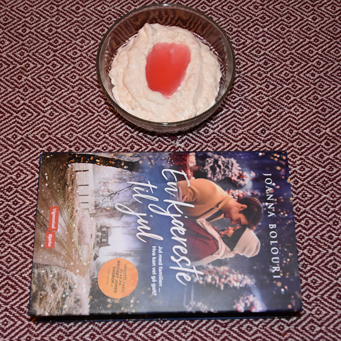 Bolouri, Joanna (2022) «En kjæreste til jul», Vigmostad Bjørke Riskrem Ingredienser 3 dl Kremfløte 1-2 ss Sukker ½ -1 ss Vaniljesukker Ca 500 g Risgrøt (oppskrift HER) Tilbehør: Rød saus (oppskrift HER) https://heidisboble.no/ @heidisboble