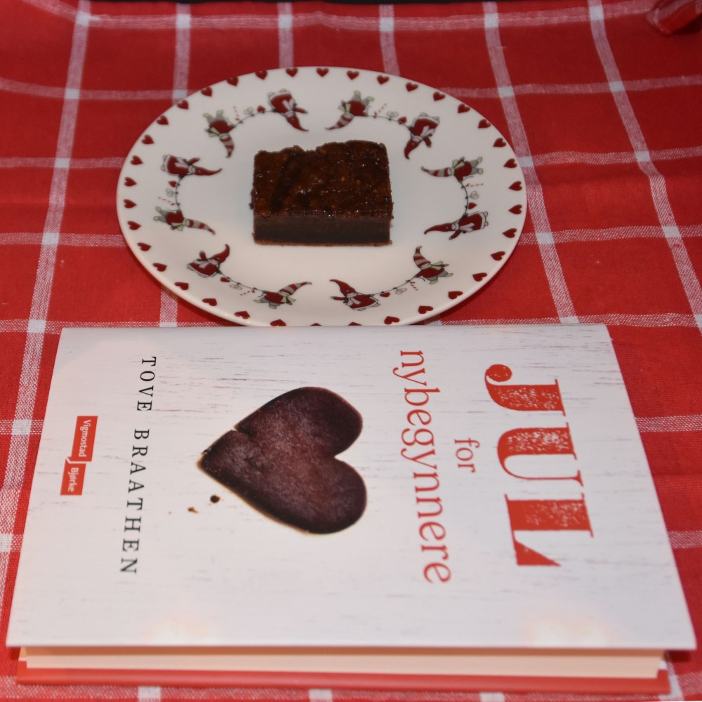 Braathen, Tove (2022) «Jul for nybegynnere», Vigmostad og Bjørke OG Nutellakake Ingredienser: 2 Egg 1 ss Sukker 1 ½ dl Hvetemel 1 ts Bakepulver 1 ¾ dl Melk 50 g Smør 250 g Nutella Topping (valgfritt): 100 g Nutella https://heidisboble.no/ @heidisboble