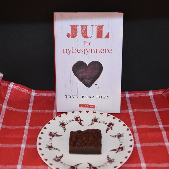 Braathen, Tove (2022) «Jul for nybegynnere», Vigmostad og Bjørke OG Nutellakake Ingredienser: 2 Egg 1 ss Sukker 1 ½ dl Hvetemel 1 ts Bakepulver 1 ¾ dl Melk 50 g Smør 250 g Nutella Topping (valgfritt): 100 g Nutella https://heidisboble.no/ @heidisboble