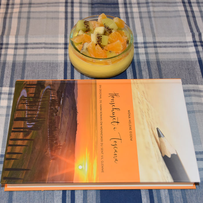 Eidem, Mona Helene (2022) «Hønsehuset i Toscana», Eidem forlag OG Safranpannacotta Ingredienser: 3 pl Gelatin 1 ½ dl Kremfløte 1 ½ dl Melk (gjerne 0.5%) 2-3 ss Sukker ¼ g Safran 2 dl Kvarg (naturell - gjerne fettfri) Tips! Kvarg kan byttes ut med yoghurt naturell om du ønsker Topping (forslag): 2 Kiwier 2 Mandariner https://heidisboble.no/ @heidisboble