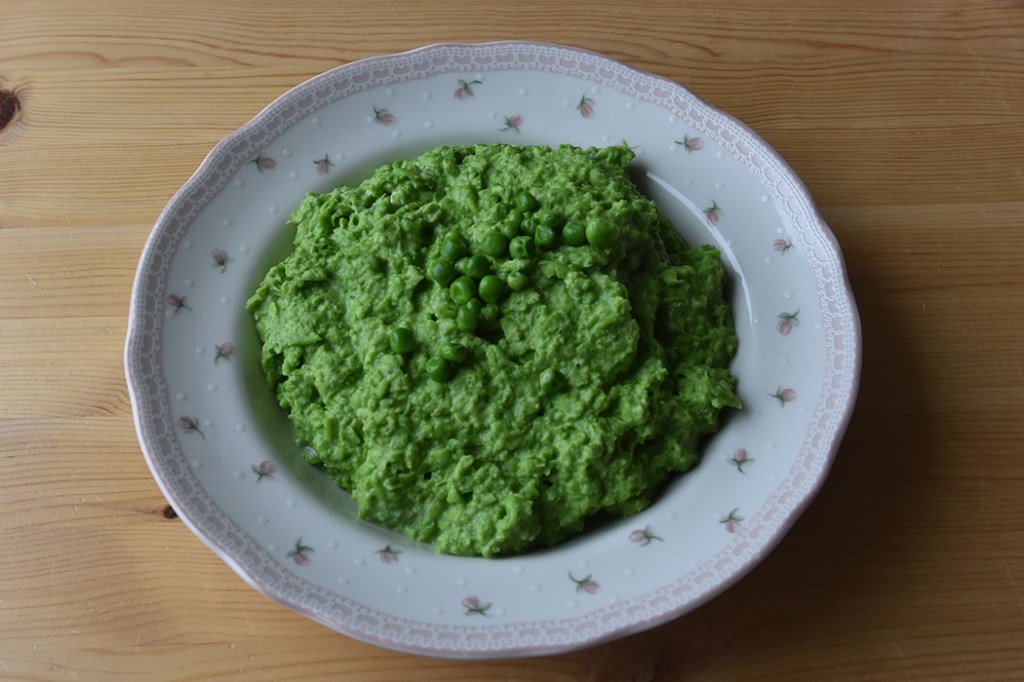 Kremete erter Ingredienser: 350 g Erter (frosne) 2 fedd Hvitløk 2-3 dl Rømme Salt og pepper https://heidisboble.no/ @heidisboble