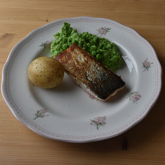 Laks med kremete erter (og bacon) Ingredienser: 4 skiver Laks Bacon (i biter) - valgfritt Salt og pepper 8 Poteter (valgfritt) Kremete erter: 350 g Erter (frosne) 2 fedd Hvitløk 2-3 dl Rømme Salt og pepper https://heidisboble.no/ @heidisboble