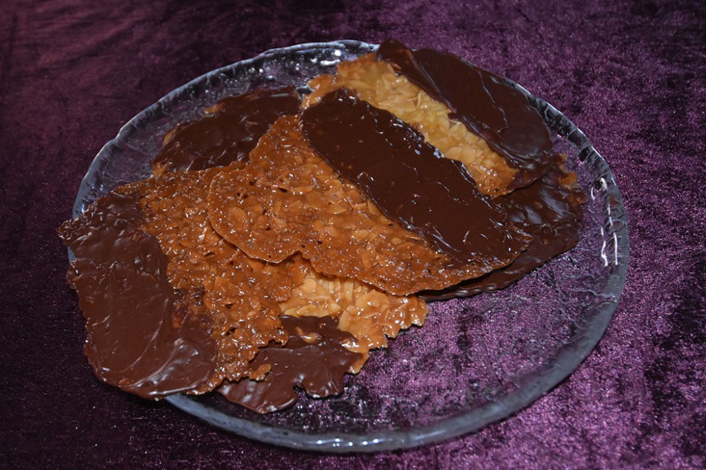 Florentinere med og uten sjokolade Ingredienser: 1 ts Appelsinskall (raspet) 30 g Mel 70 g Smør 60 ml Kremfløte 100 g Sukker 2 ss Honning 70 g Mandelflak Sjokoladedypp: 170 g Mørk sjokolade 115 g Smør 1 ss Sirup (lys) https://heidisboble.no/ @heidisboble