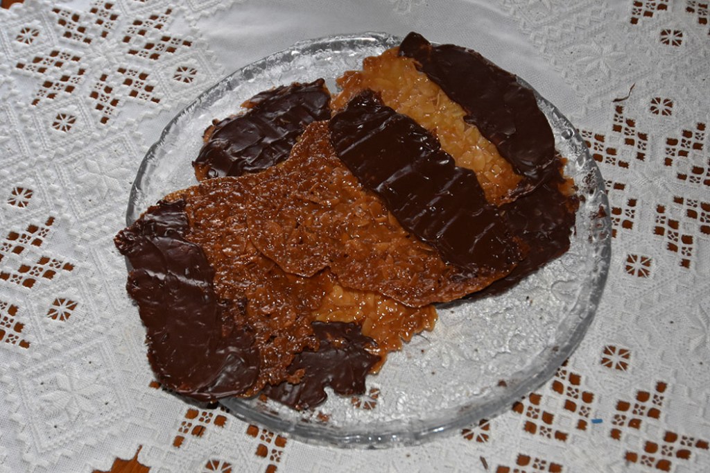 Florentinere med og uten sjokolade Ingredienser: 1 ts Appelsinskall (raspet) 30 g Mel 70 g Smør 60 ml Kremfløte 100 g Sukker 2 ss Honning 70 g Mandelflak Sjokoladedypp: 170 g Mørk sjokolade 115 g Smør 1 ss Sirup (lys) https://heidisboble.no/ @heidisboble